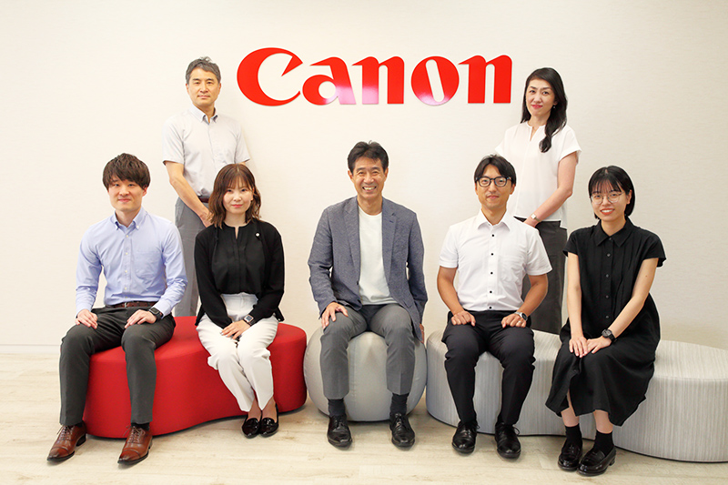 社長と社員の集合写真