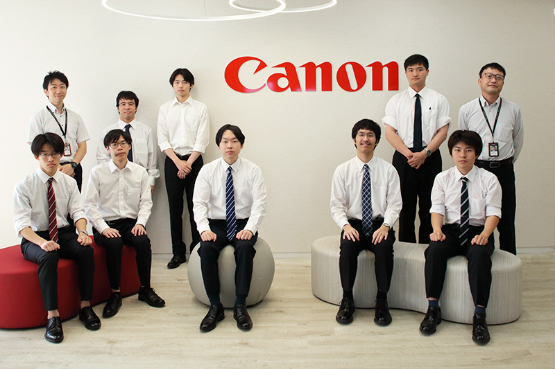 本社エントラスにて